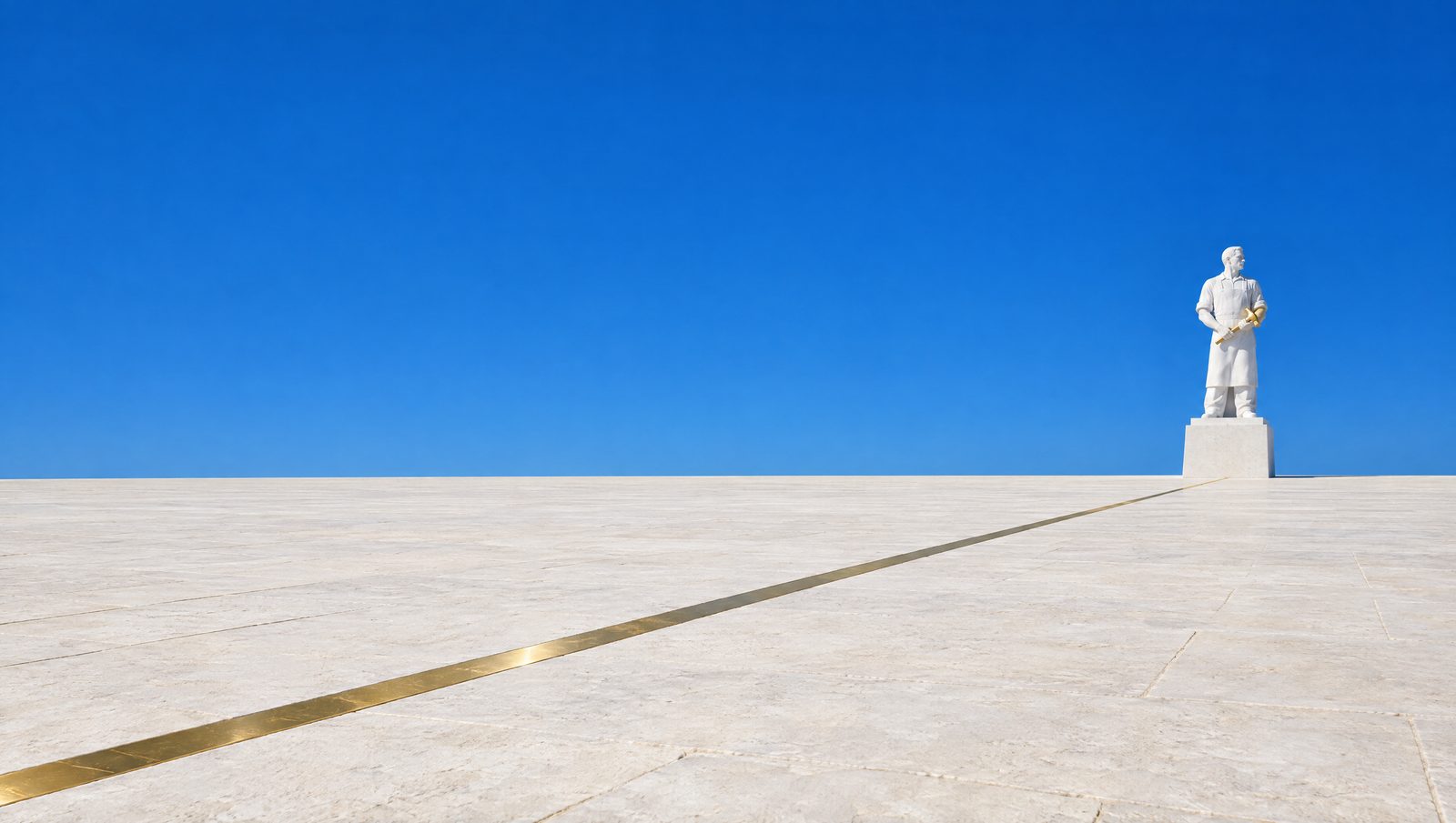Une seule ligne d'or incrustée dans le dallage d'une place vide mène jusqu'à une statue de plâtre minuscule à l'horizon, sous un ciel bleu franc.